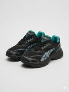 نمای سه‌رخ جلوی یک جفت کفش کتانی مردانه پوما (Puma) به رنگ مشکی